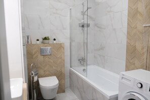 Sèche-cheveux, serviettes fournies, savon, shampoing