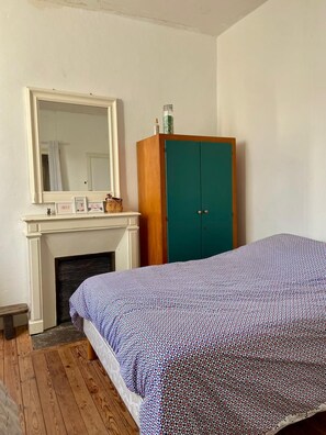 3 chambres, bureau, fer et planche à repasser, lit parapluie