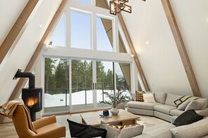 Smart TV, fireplace - Skegge Retreat - A Mountain Spa (Ronald)