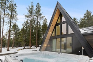 Outdoor spa tub - Skegge Retreat - A Mountain Spa (Ronald)