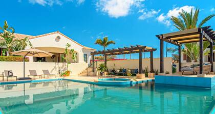 Family Home Private Garden and Jacuzzi