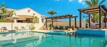 Family Home Private Garden and Jacuzzi