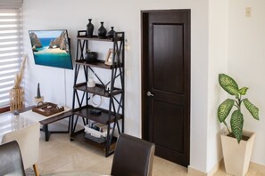 Vila premium, vista parcial para o oceano | Área de estar | TV LCD 65 polegadas com canais digitais, lareira, Netflix