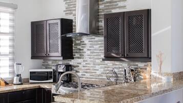 Villa Premium, vista parcial al océano | Cocina privada | Cafetera y tetera, periquera y comedor