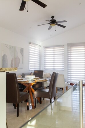 Villa Premium, vista parcial al océano | 3 habitaciones, edredón y caja de seguridad en la habitación 