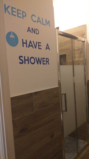 Deluxe eenpersoonskamer, balkon, uitzicht op de binnenplaats | Badkamer | Een douche, een regendouche, gratis toiletartikelen, een haardroger