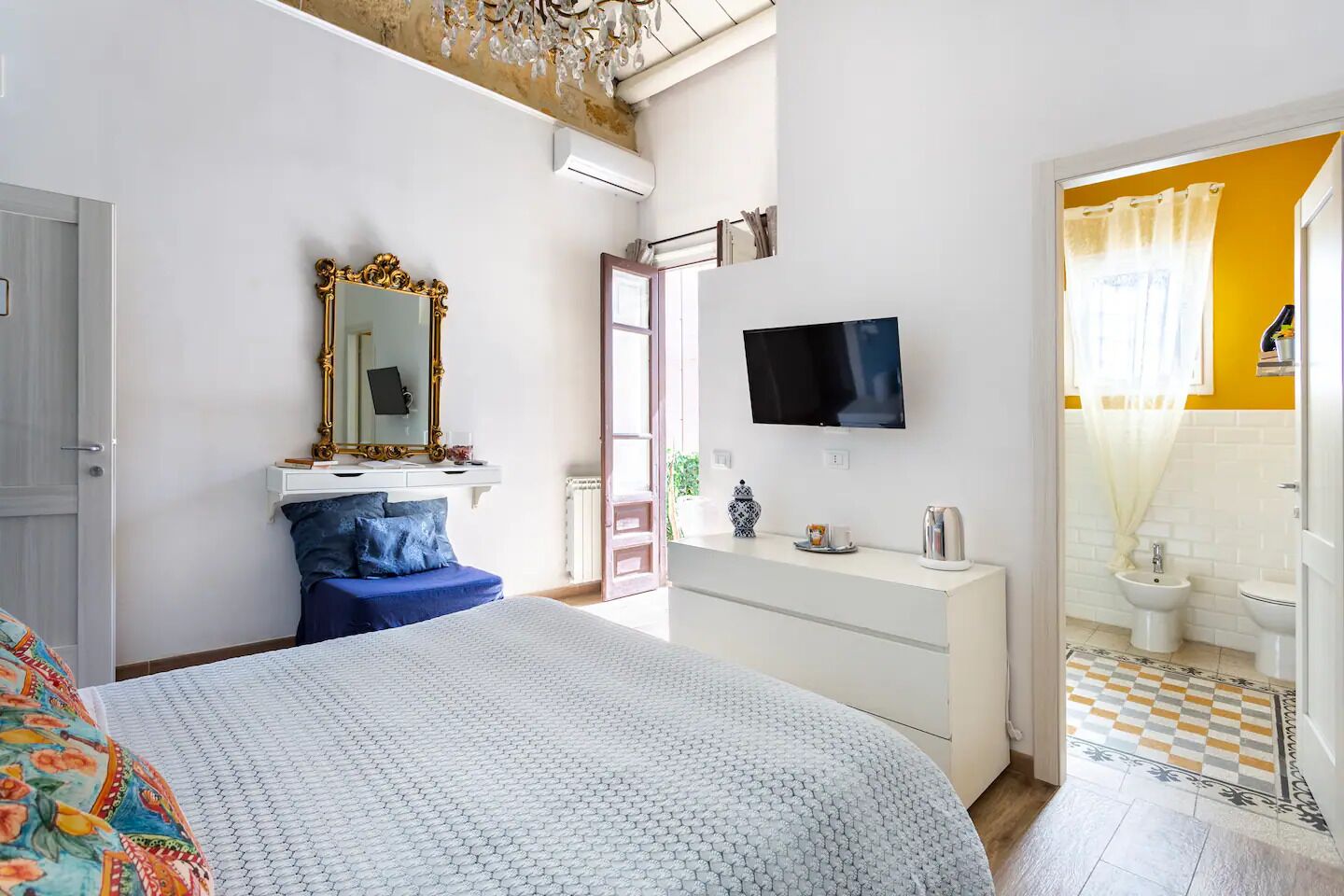 Habitación Deluxe doble, balcón, vistas al patio | Caja fuerte, escritorio, espacio para trabajar con un portátil