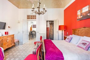 Deluxe driepersoonskamer, balkon, uitzicht op de stad | Een kluis op de kamer, een bureau, een laptopwerkplek