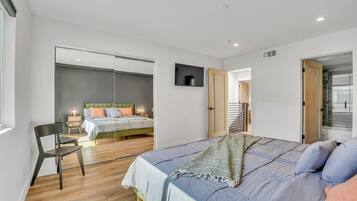 3 soverom, skrivebord, strykejern/-brett og reiseseng for barn