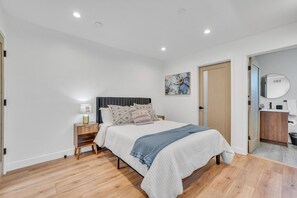 2 chambres, bureau, fer et planche à repasser, lit de bébé portatif