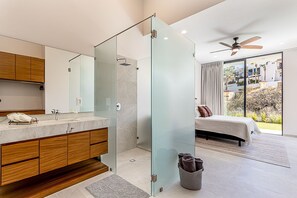 Dusche, Haartrockner, Handtücher, Seife