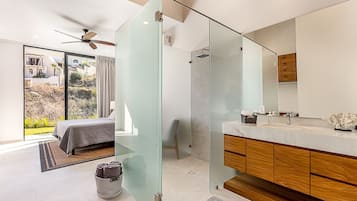 5 bedrooms, free WiFi, bed sheets