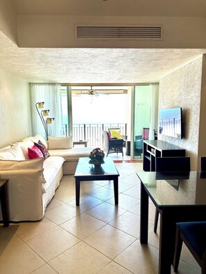 TV connectée, lecteur de DVD, table de tennis de table