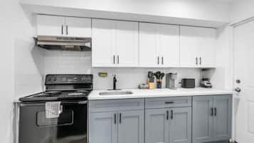 Réfrigérateur, four à micro-ondes, un four, surface de cuisson