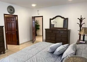 4 bedrooms, iron/ironing board, WiFi, bed sheets