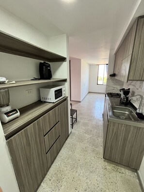 Fridge, microwave, stovetop, coffee/tea maker - APARTMENT NEAR THE MALECON DEL RIO (Barranquilla)