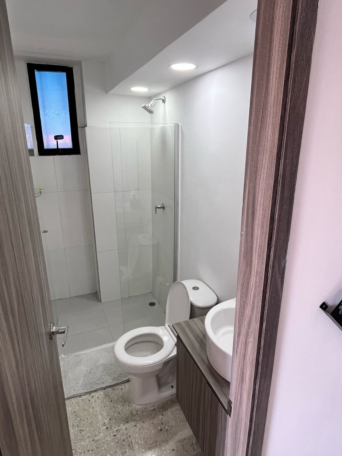 Serviettes fournies, papier toilette