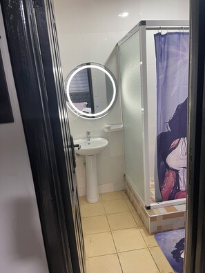 Doccia, asciugamani, sapone, carta igienica