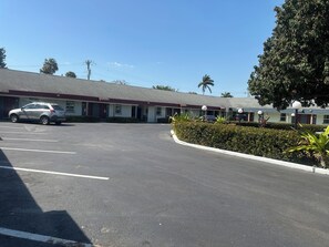 Exterior - Tropical Palm Motel (North Fort Myers)