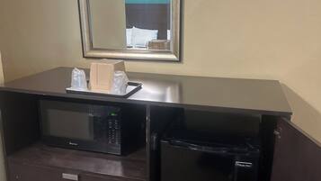 Kamar Double Standar | Meja kerja, ruang kerja ramah laptop, dan Wi-Fi gratis