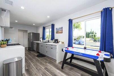 Mins to Disney! Luxury 4BD Insta Wall + Arcade Games