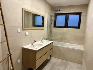 Hair dryer, towels, soap, shampoo - Europ-Appart ~ {Europa-Park / Rulantica} (Huttenheim)