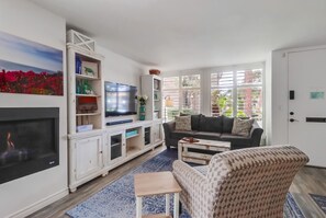 Smart TV, chimenea, impresora