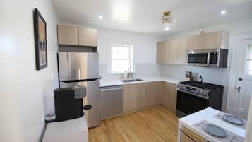 Microondas, horno, placa de cocina y lavavajillas