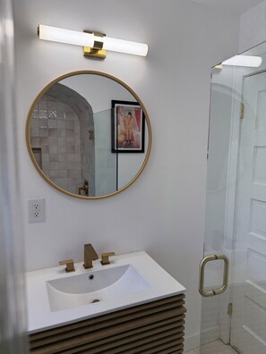 Dusche, Haartrockner, Handtücher, Seife