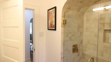 Bruser, hårtørrer, håndklæder, Sæbe