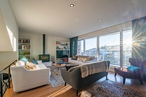 Smart TV, fireplace