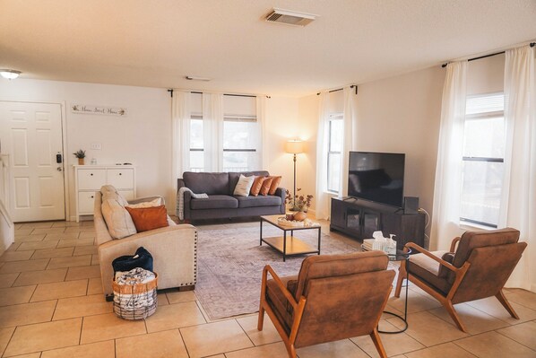 Una Smart TV, videojuegos, un reproductor estéreo