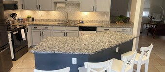 home. perfect for vacations. spacious. centrally located secure community. river walk 17m.