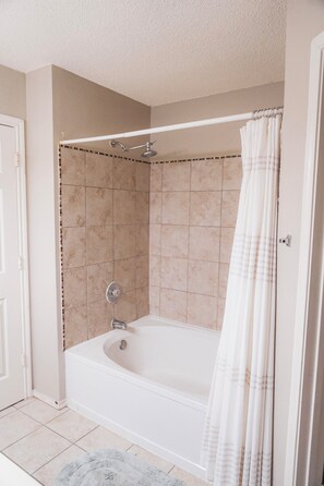 Hair dryer, towels, soap, shampoo - Cosina. equipped. 6 beds 3 large baths. spaces.  (Live Oak)