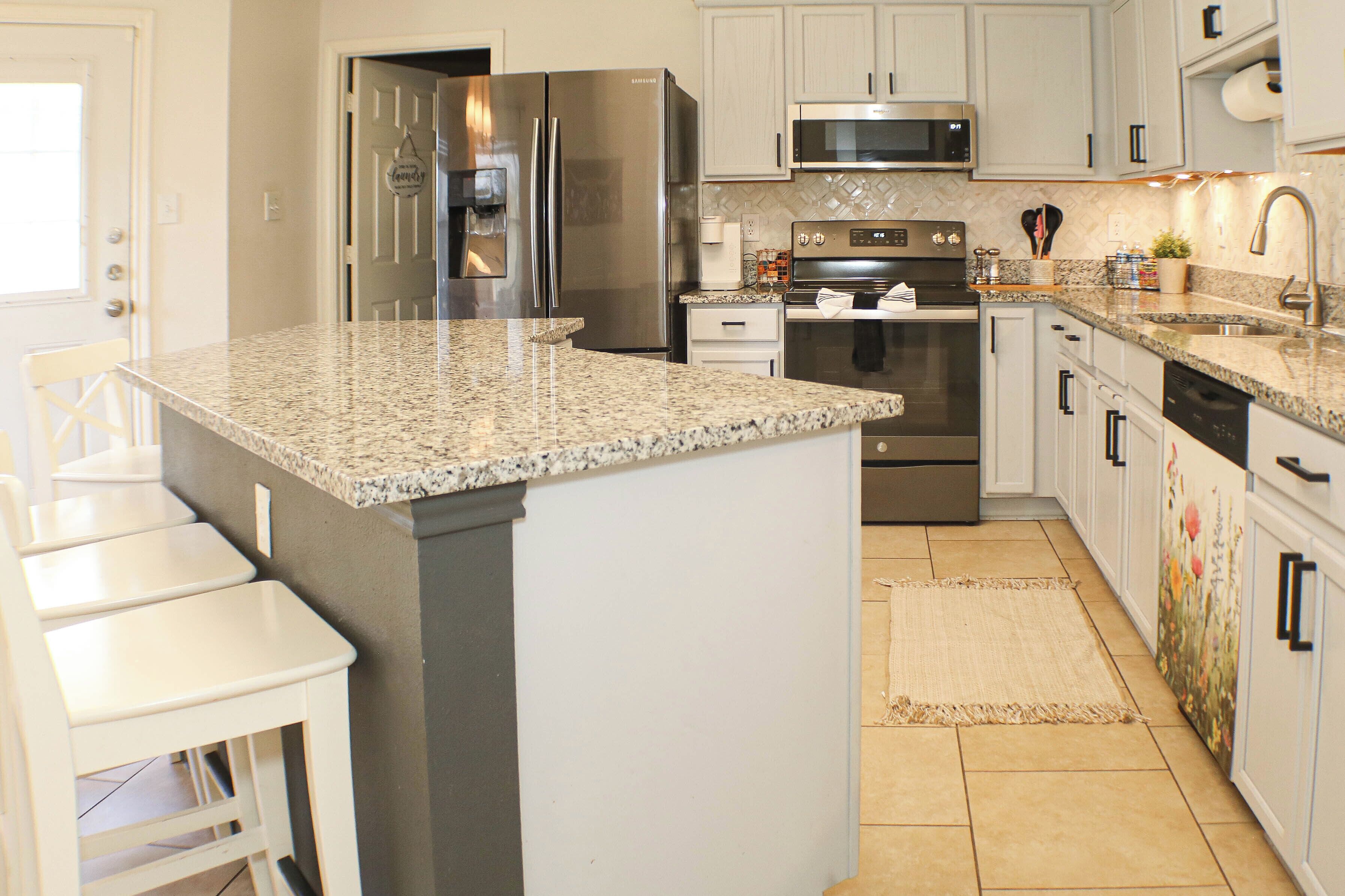 Een koelkast, een magnetron, een oven, een vaatwasser