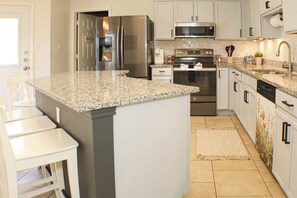 Fridge, microwave, oven, dishwasher - 6 beds/4 rooms / 2 mt freeway (Live Oak)