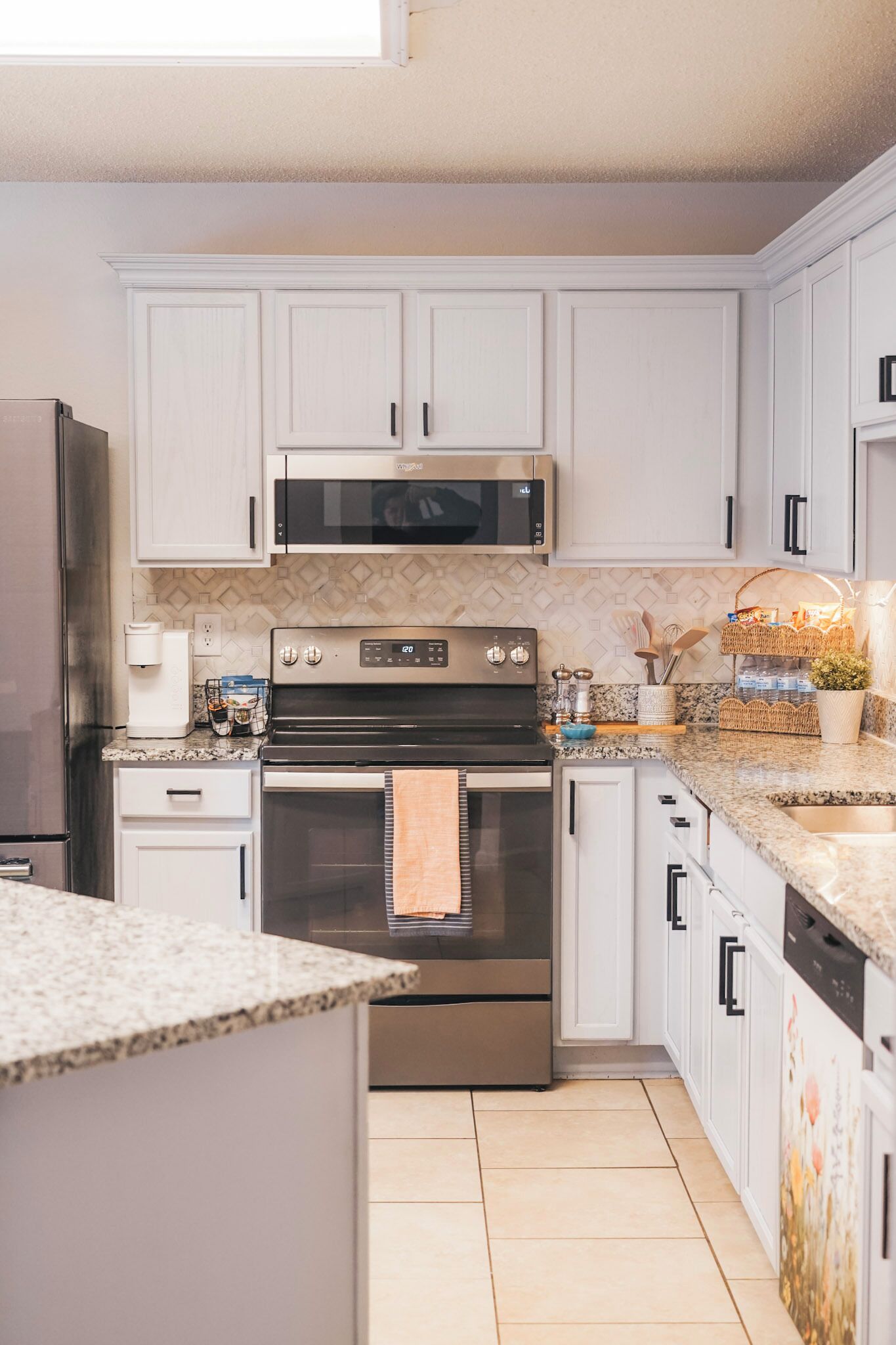 Geladeira, micro-ondas, fogão, lava-louças