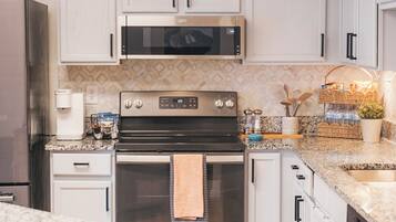 Geladeira, micro-ondas, fogão, lava-louças