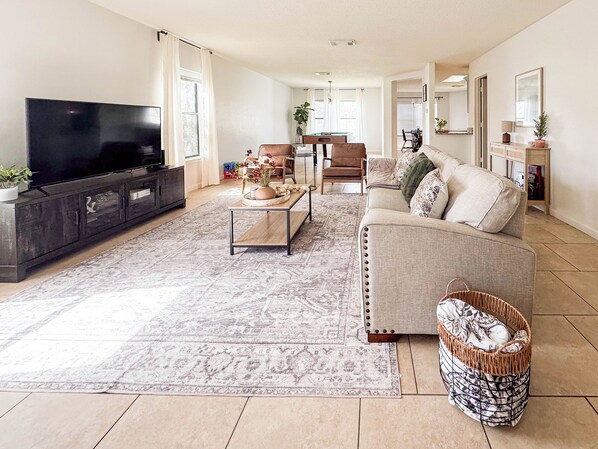 Smart TV, video games, stereo - 6 beds/4 rooms / 2 mt freeway (Live Oak)