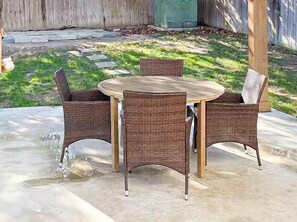 Outdoor dining - 6 beds/4 rooms / 2 mt freeway (Live Oak)