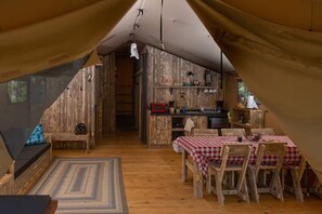 家庭帐篷房 | 私人厨房 | 迷你冰箱、微波炉、茶具/咖啡用具、厨具/餐具