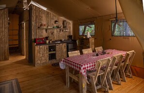 Private kitchen - The Woods of Eden Glampground (Bar Harbor)
