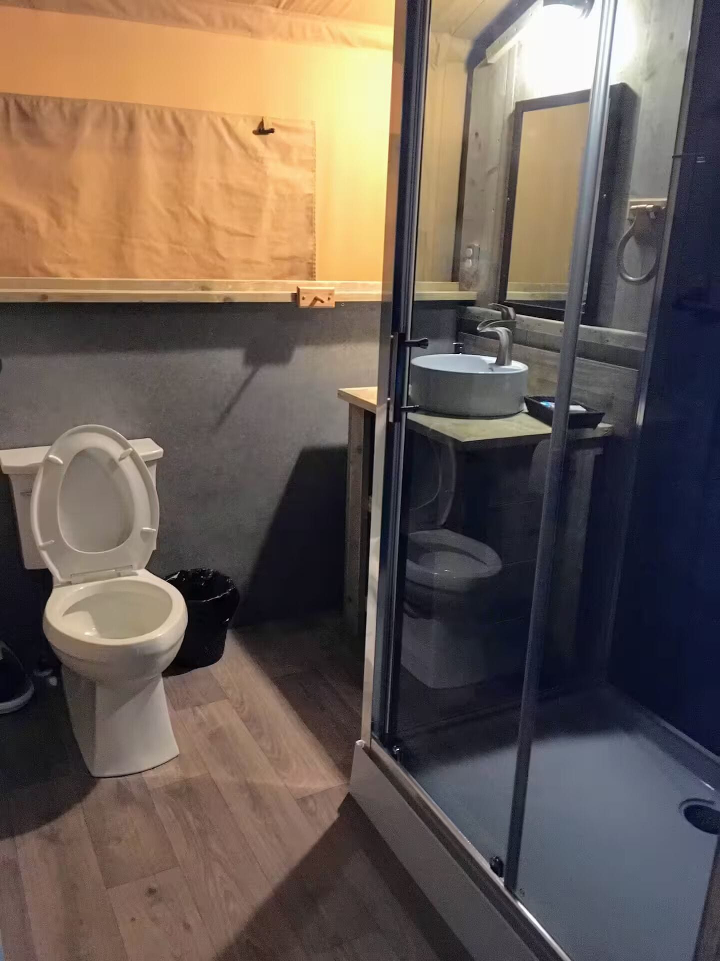 Un baño con inodoro, lavamanos y ducha.