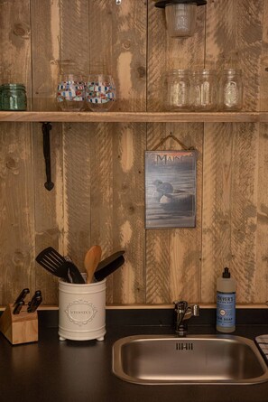 Mini-fridge, microwave, coffee/tea maker, cookware/dishes/utensils - The Woods of Eden Glampground (Bar Harbor)