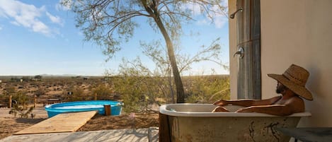 Outdoor spa tub