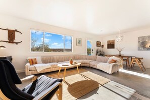 Smart TV, fireplace, stereo