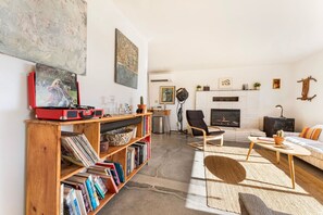Smart TV, fireplace, stereo