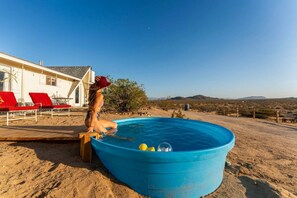 Outdoor spa tub - `Into The Wild` Secluded~ Breathtaking Sunsets~ (Joshua Tree)