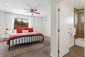 2 makuuhuonetta, työpöytä, silitysrauta/-lauta, vauvan matkasänky