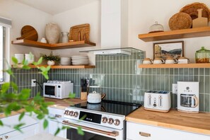 Cafetière-théière, réfrigérateur, four à micro-ondes, un four